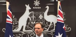 Minister Hunt announces ban on dumping dredge spoil on Great Barrier Reef